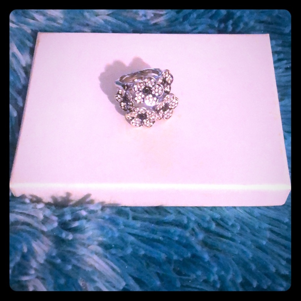 NWOT Floral Ring